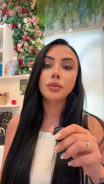Notre blog #EpilationLaser #Laser #EpilationDefinitive #InstitutDeBeaute #FormationEsthetique ConseilsBeaute EntrepreneuriatFeminin
Encore des poils après 6 séances ? 🤍
C’est normal… et je t’explique pourquoi.
Le poil vit en cycles, et le laser ne cible que le poil en pleine phase de croissance. Un poil clair ou fin résiste aussi beaucoup plus.
En moyenne, il faut 6 à 8 séances pour réduire la pilosité de 70 à 90 %. Les poils qui restent sont souvent les plus fins, pas un échec.
Le laser n’est pas une baguette magique, c’est un protocole. Et quand on le comprend, on arrête de douter et on avance sereinement. ✨
Abonne-toi pour ne pas rater les prochaines infos utiles 🤍